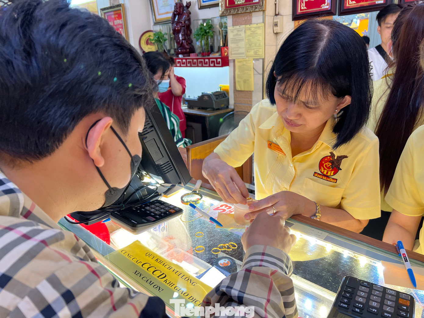 Bán cả chục chiếc nhẫn khi giá vàng đạt hơn 80 triệu đồng/lượng. Bán cả chục chiếc nhẫn khi giá vàng đạt hơn 80 triệu đồng/lượng.