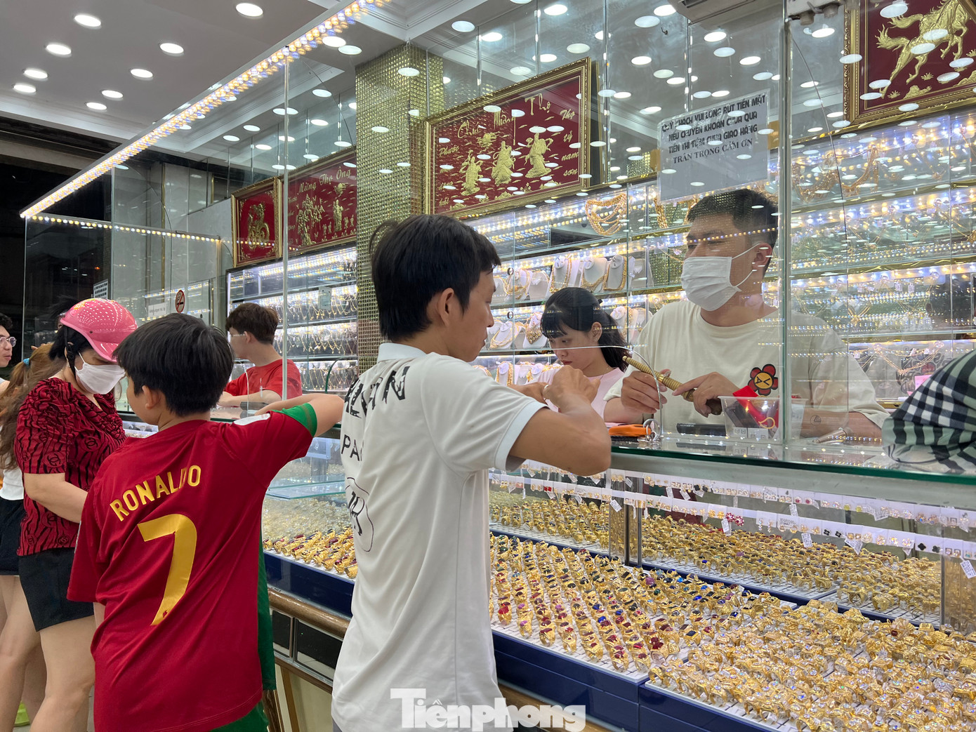 Một tiệm vàng ở quận 6 cũng nhộn nhịp khách. Một tiệm vàng ở quận 6 cũng nhộn nhịp khách.