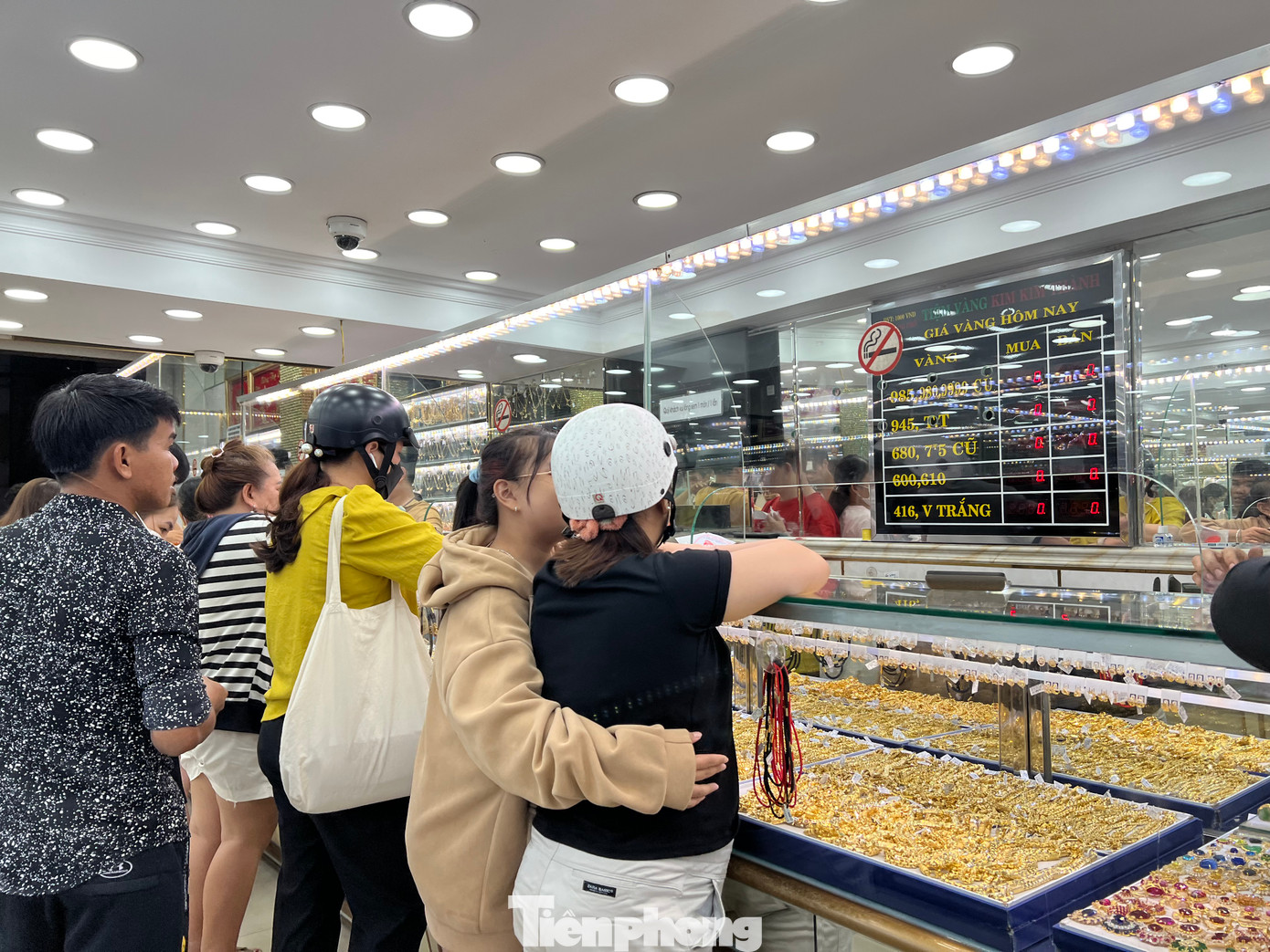 "Chưa bao giờ khách đông như lúc này, trừ ngày vía Thần Tài, nhưng hơn một tuần nay, ngày nào khách cũng tấp nập từ sáng sớm đến tối muộn" - nhân viên tiệm vàng quận 3 cho biết. "Chưa bao giờ khách đông như lúc này, trừ ngày vía Thần Tài, nhưng hơn một tuần nay, ngày nào khách cũng tấp nập từ sáng sớm đến tối muộn" - nhân viên tiệm vàng quận 3 cho biết.