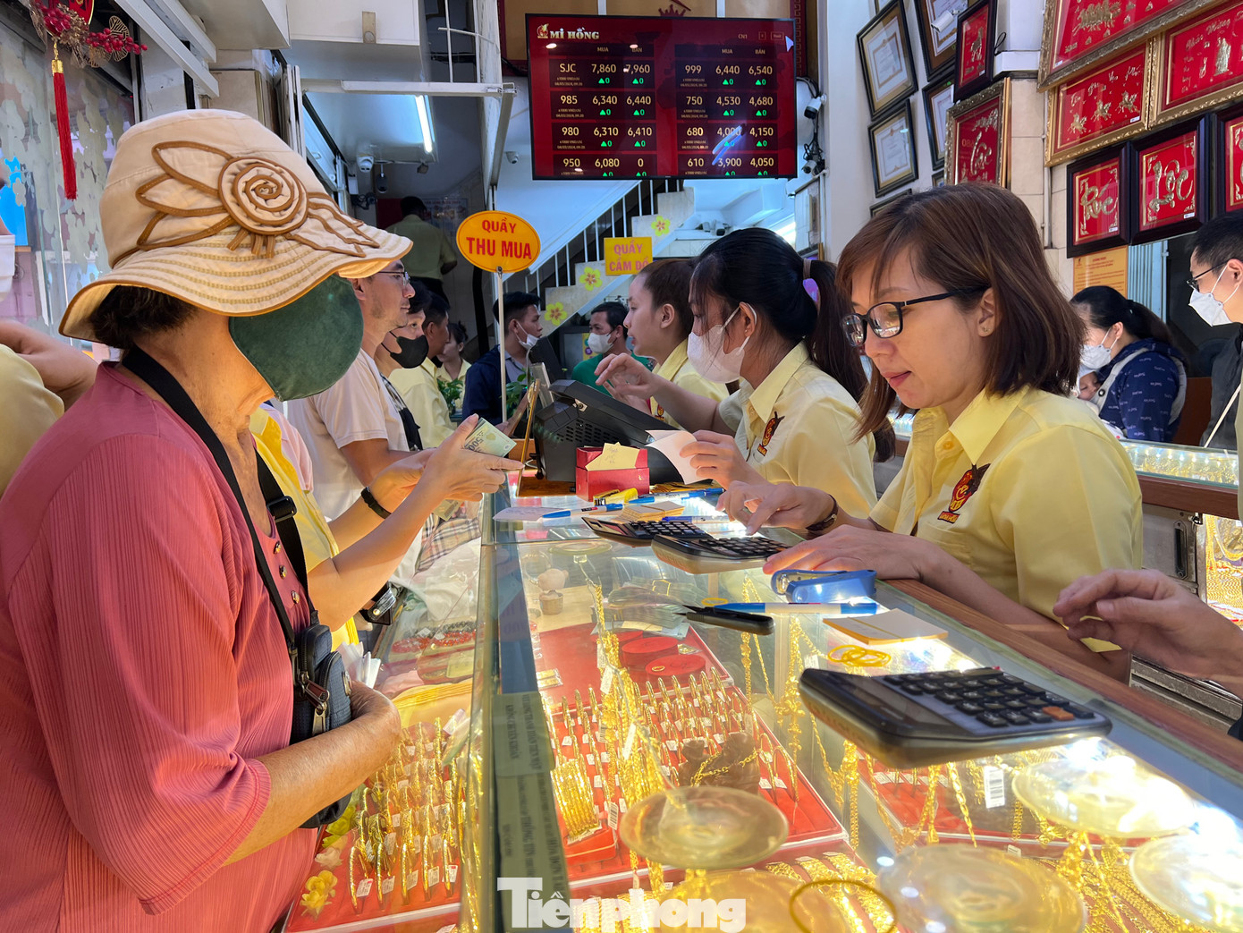Người dân TPHCM cầm sẵn cọc tiền mua vàng giữa lúc giá vàng liên tục tăng. Người dân TPHCM cầm sẵn cọc tiền mua vàng giữa lúc giá vàng liên tục tăng.