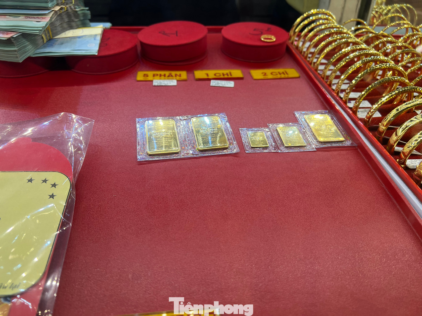 Dù đã hạn chế người mua chỉ được tối đa 2 chỉ vàng nhẫn, nhưng trong chốc lát tiệm đã không còn vàng nhẫn để bán cho khách. Dù đã hạn chế người mua chỉ được tối đa 2 chỉ vàng nhẫn, nhưng trong chốc lát tiệm đã không còn vàng nhẫn để bán cho khách.