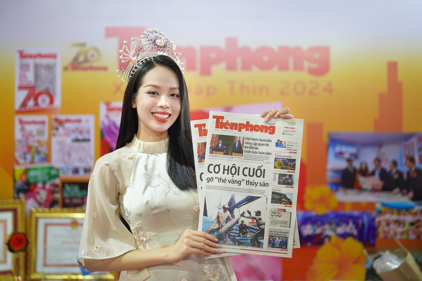 Hoa hậu Việt Nam 2022 Huỳnh Thị Thanh Thủy cho biết đã dậy từ 5h để chuẩn bị chỉn chu nhất khi đến với hội báo toàn quốc 2024 năm nay. "Lần đầu tham dự hội báo, tôi mong chờ được đến ngày hội này.Tôi đã tham quan nhiều gian hàng các báo, gian hàng nào cũng ấn tượng. Gian hàng của báo Tiền Phong còn trưng bày nhiều bằng khen, huy chương, các chương trình ghi ấn dấu ấn của báo Tiền Phong như Giải chạy Marathon, Siêu cúp bóng đá... Tôi tự hào được góp mặt tại gian hàng của báo Tiền Phong tại Hội báo toàn quốc 2024 này" - Hoa hậu Việt Nam 2022 bộc bạch.