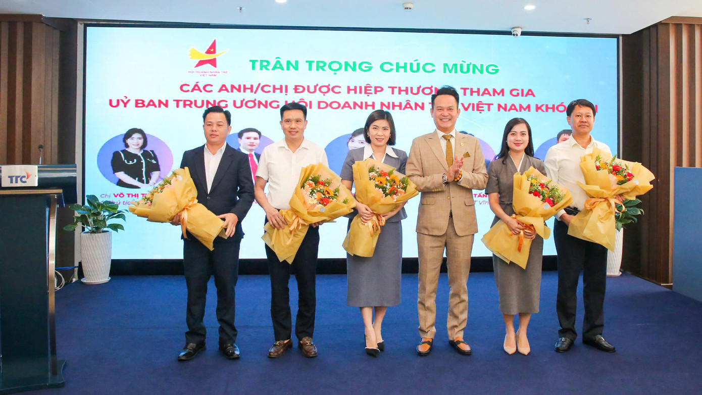 Ông Đặng Hồng Anh cùng các ông, bà được hiệp thương tham gia Uỷ ban Trung ương Hội Doanh nhân trẻ Việt Nam khoá VII Ông Đặng Hồng Anh cùng các ông, bà được hiệp thương tham gia Uỷ ban Trung ương Hội Doanh nhân trẻ Việt Nam khoá VII