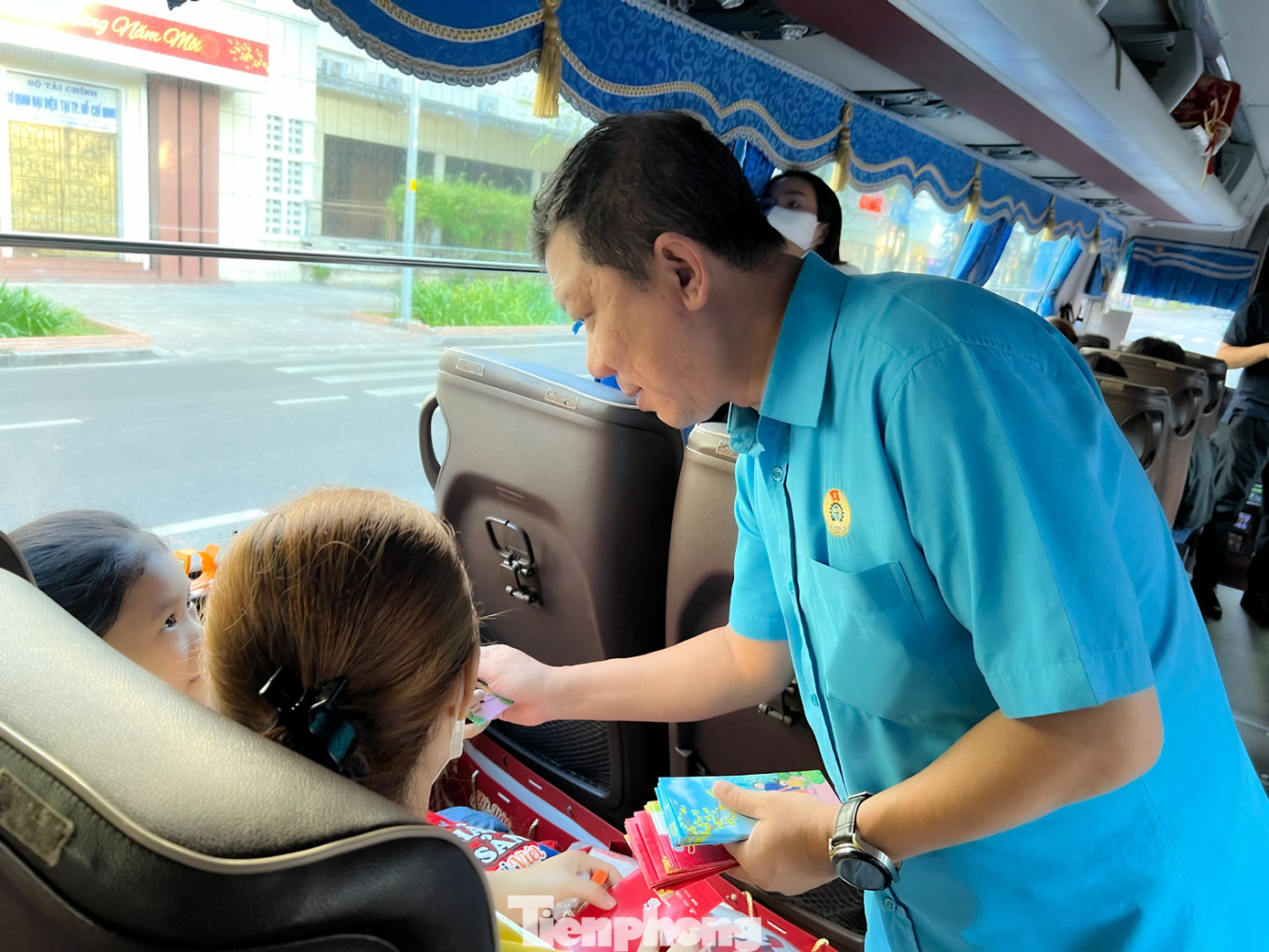 Phó Chủ tịch LĐLĐ TPHCM Trần Đoàn Trung lì xì và gửi lời chúc đến công nhân về quê đón Tết đoàn viên ấm áp