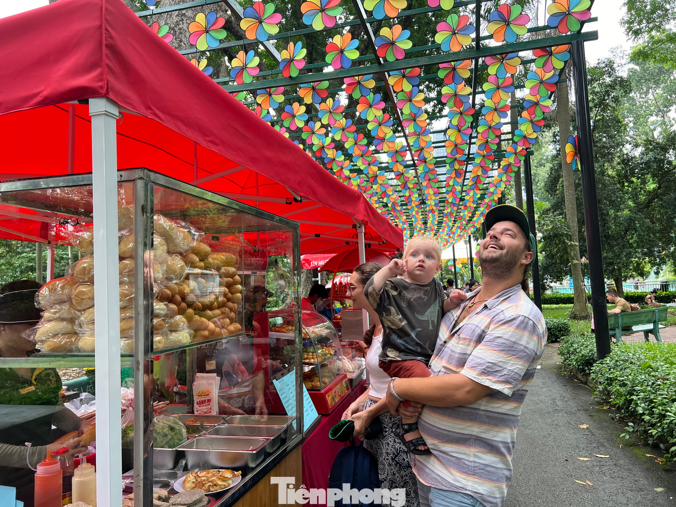 Du khách nước ngoài thích thú tham quan các khu vui chơi tại TPHCM.