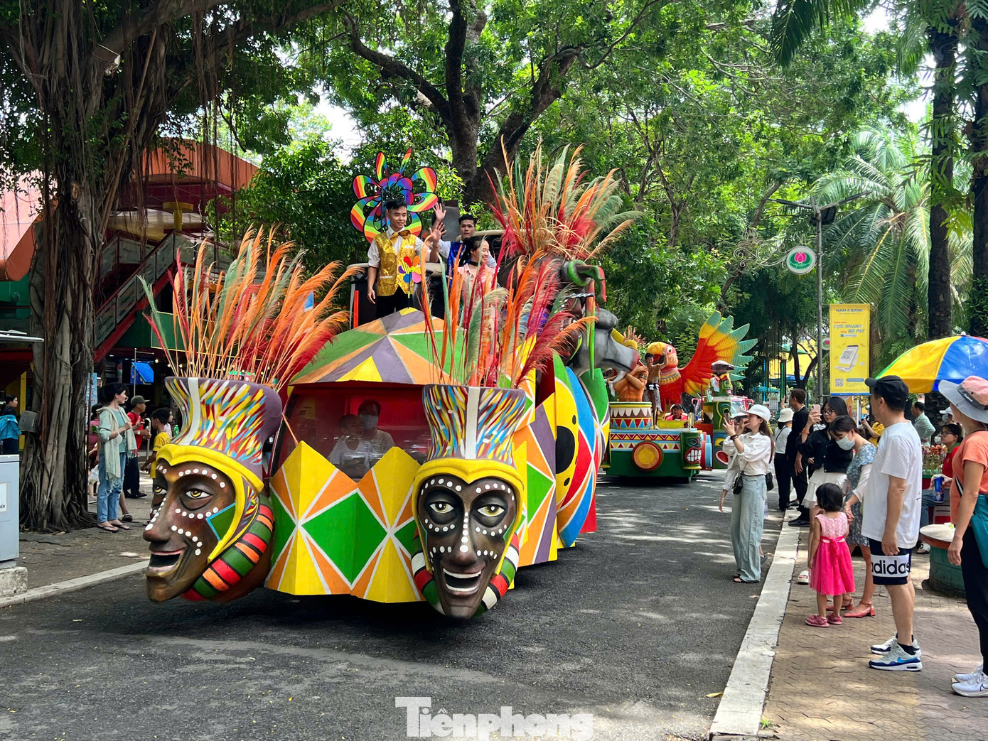 Chương trình diễu hành được Đầm Sen chuẩn bị công phu phục vụ du khách. Dịp này, Đầm Sen miễn phí 100% vé vào cổng cho khách có sinh nhật vào ngày 2/9; giảm 50% giá vé các loại cho khách có sinh nhật trong tháng 9.
