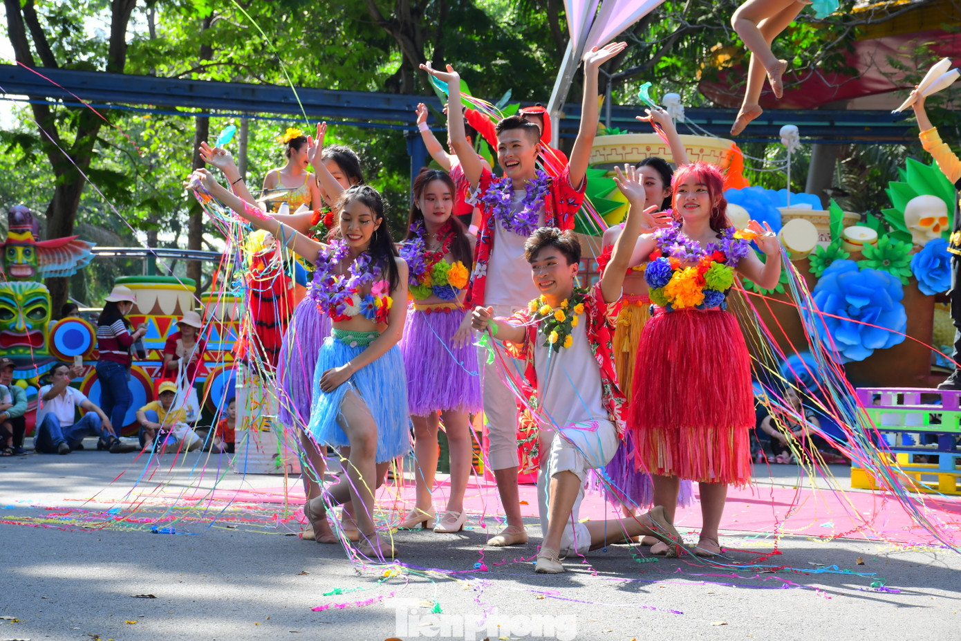 Biểu diễn nghệ thuật ở Đầm Sen phục vụ du khách. Dự kiến, khu du lịch Đầm Sen sẽ đón khoảng 24.000 lượt khách đến vui chơi dịp lễ 2/9.