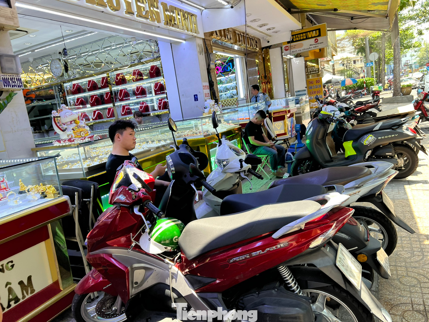 Lãnh đạo Cục QLTT TPHCM cho biết sẽ tiếp tục chỉ đạo các Đội QLTT tiến hành các hoạt động giám sát, xác minh và tổ chức kiểm tra các doanh nghiệp kinh doanh vàng. Nếu phát hiện các dấu hiệu vi phạm, lực lượng QLTT sẽ tiến hành xử lý nghiêm theo quy định pháp luật góp phần làm bình ổn thị trường kinh doanh vàng, đảm bảo quyền lợi cho người dân theo chỉ đạo của Thủ tướng Chính phủ và Tổng cục QLTT. Lãnh đạo Cục QLTT TPHCM cho biết sẽ tiếp tục chỉ đạo các Đội QLTT tiến hành các hoạt động giám sát, xác minh và tổ chức kiểm tra các doanh nghiệp kinh doanh vàng. Nếu phát hiện các dấu hiệu vi phạm, lực lượng QLTT sẽ tiến hành xử lý nghiêm theo quy định pháp luật góp phần làm bình ổn thị trường kinh doanh vàng, đảm bảo quyền lợi cho người dân theo chỉ đạo của Thủ tướng Chính phủ và Tổng cục QLTT.