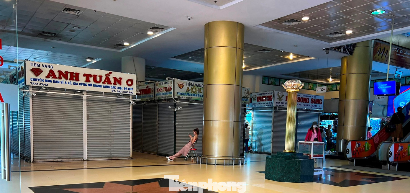 Nhiều tiệm vàng trong An Đông Plaza đóng cửa, chỉ bố trí một nhân viên ngồi túc trực bên ngoài. Khi có khách đến muốn mua bán vàng, nhân viên đều lắc đầu, nói hôm nay tạm nghỉ và hẹn lúc khác quay lại. Nhiều tiệm vàng trong An Đông Plaza đóng cửa, chỉ bố trí một nhân viên ngồi túc trực bên ngoài. Khi có khách đến muốn mua bán vàng, nhân viên đều lắc đầu, nói hôm nay tạm nghỉ và hẹn lúc khác quay lại.