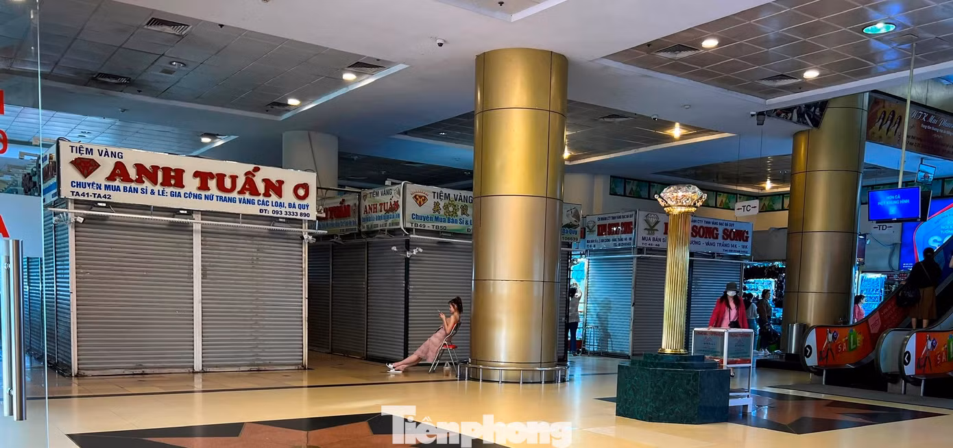 Nhiều tiệm vàng trong An Đông Plaza đóng cửa, chỉ bố trí một nhân viên ngồi túc trực bên ngoài. Khi có khách đến muốn mua bán vàng, nhân viên đều lắc đầu, nói hôm nay tạm nghỉ và hẹn lúc khác quay lại. Nhiều tiệm vàng trong An Đông Plaza đóng cửa, chỉ bố trí một nhân viên ngồi túc trực bên ngoài. Khi có khách đến muốn mua bán vàng, nhân viên đều lắc đầu, nói hôm nay tạm nghỉ và hẹn lúc khác quay lại.