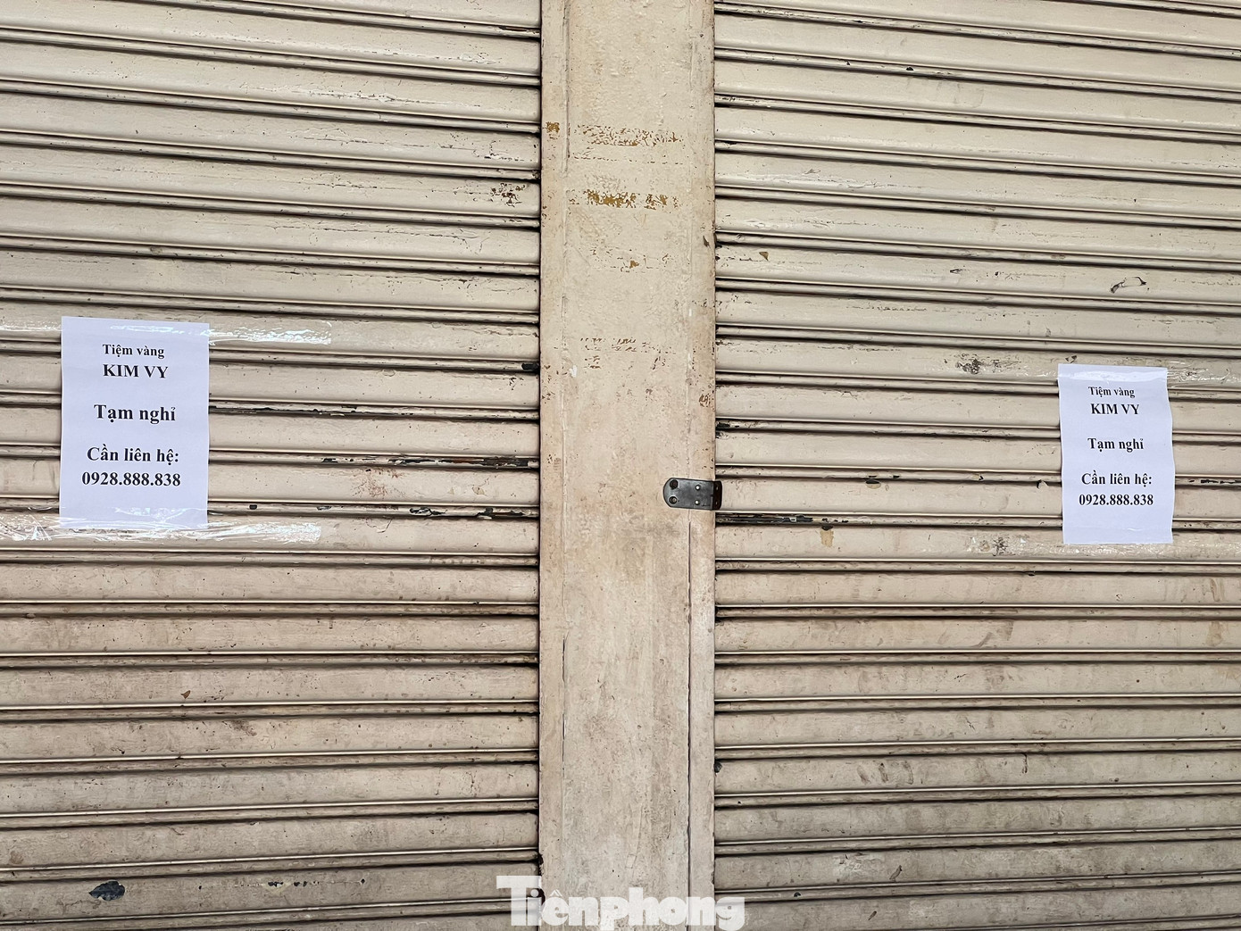 Tiệm vàng đóng cửa nhưng để lại số điện thoại liên lạc Tiệm vàng đóng cửa nhưng để lại số điện thoại liên lạc