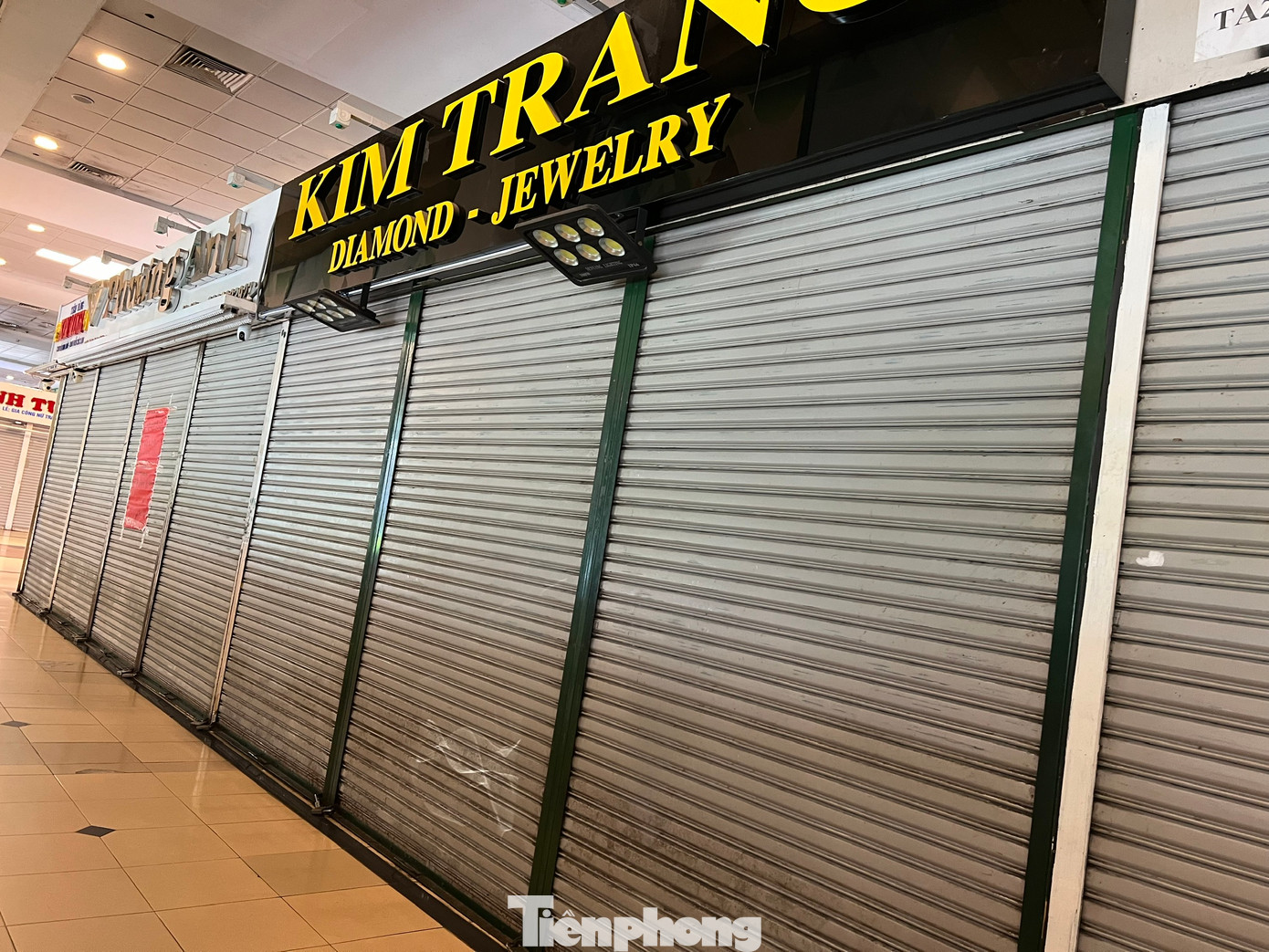 Loạt ki-ốt kinh doanh vàng đóng cửa nghỉ bán. Bà T., kinh doanh phụ kiện thời trang cạnh đó cho biết, lần trước chức năng có đến kiểm tra và thu giữ khá nhiều sản phẩm. Do đó, các tiệm vàng tạm đóng cửa đã được vài hôm. Loạt ki-ốt kinh doanh vàng đóng cửa nghỉ bán. Bà T., kinh doanh phụ kiện thời trang cạnh đó cho biết, lần trước chức năng có đến kiểm tra và thu giữ khá nhiều sản phẩm. Do đó, các tiệm vàng tạm đóng cửa đã được vài hôm.