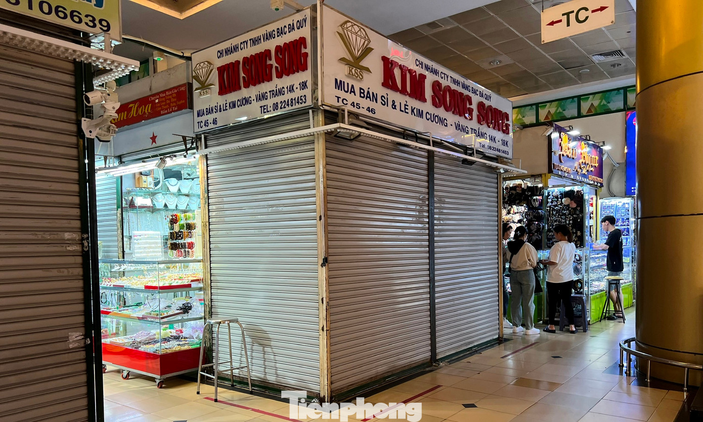 Trưa 16/4, PV Tiền Phong có mặt tại trong Trung tâm thương mại An Đông Plaza (quận 5). Trước đây, khu vực này luôn đèn điện sáng choang, các tiệm vàng trưng đủ các sản phẩm và luôn nhộn nhịp mua bán. Thế nhưng vài hôm nay, cả chục tiệm vàng trong trung tâm thương mại này bỗng “cửa đóng then cài”. Trưa 16/4, PV Tiền Phong có mặt tại trong Trung tâm thương mại An Đông Plaza (quận 5). Trước đây, khu vực này luôn đèn điện sáng choang, các tiệm vàng trưng đủ các sản phẩm và luôn nhộn nhịp mua bán. Thế nhưng vài hôm nay, cả chục tiệm vàng trong trung tâm thương mại này bỗng “cửa đóng then cài”.