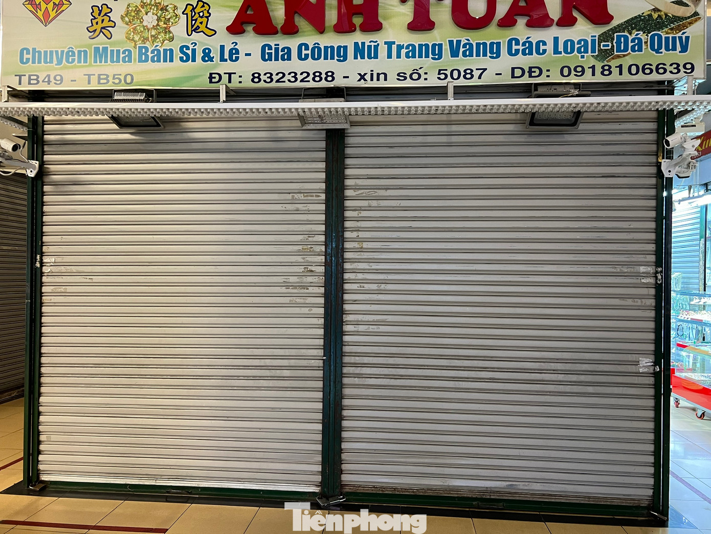 Trước đó, Cục QLTT TPHCM liên tục ra quân kiểm tra hàng loạt tiệm vàng tại nhiều quận huyện ở TPHCM. Đoàn kiểm tra đã phát hiện một số vi phạm như bày bán các sản phẩm vàng trang sức không rõ nguồn gốc xuất xứ, không có hóa đơn chứng từ, không có nhãn hàng hóa. Trước đó, Cục QLTT TPHCM liên tục ra quân kiểm tra hàng loạt tiệm vàng tại nhiều quận huyện ở TPHCM. Đoàn kiểm tra đã phát hiện một số vi phạm như bày bán các sản phẩm vàng trang sức không rõ nguồn gốc xuất xứ, không có hóa đơn chứng từ, không có nhãn hàng hóa.