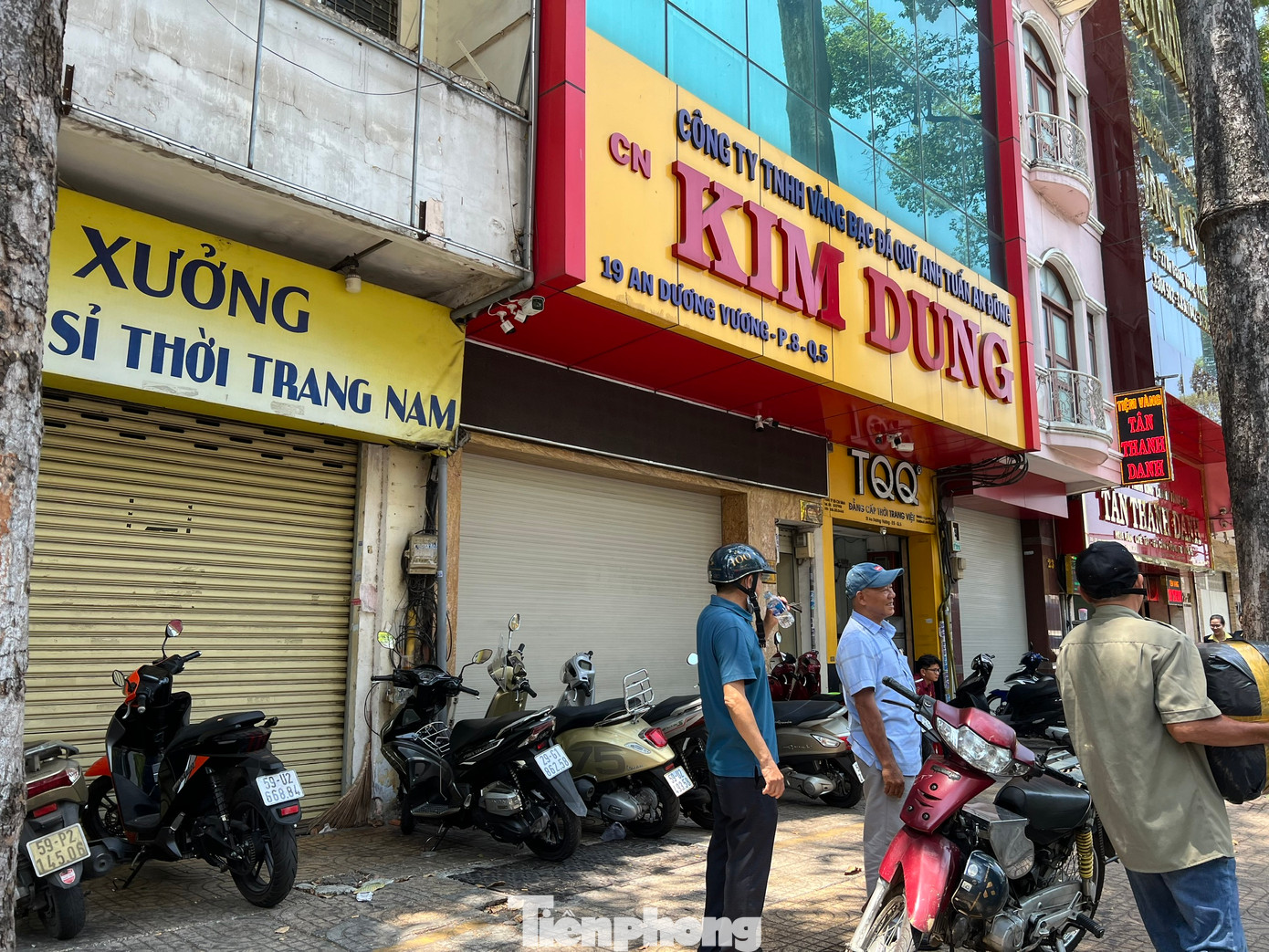 Tiệm vàng trên đường An Dương Vương, quận 5 đóng cửa, khách đến mua bán vàng tỏ ra khá thất vọng. Tiệm vàng trên đường An Dương Vương, quận 5 đóng cửa, khách đến mua bán vàng tỏ ra khá thất vọng.