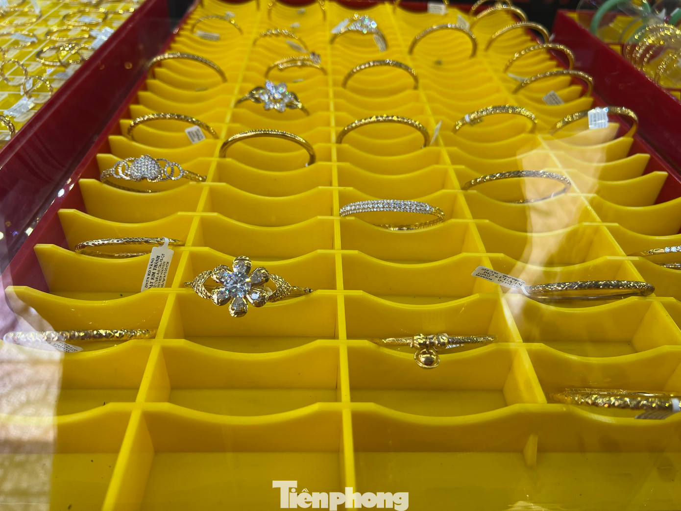 Những tiệm còn mở cửa thì cũng đưa ra rất ít vàng. Những tiệm còn mở cửa thì cũng đưa ra rất ít vàng.