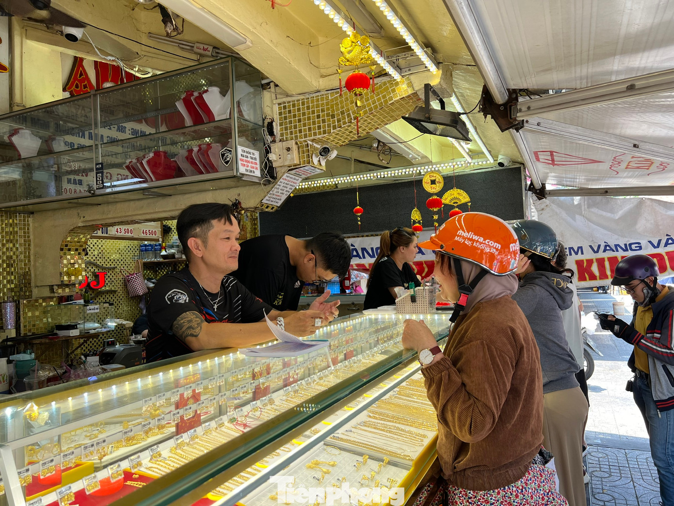 Anh Phạm Ngọc Duy - chủ tiệm vàng Kim Dung, chợ Hòa Bình, quận 5 - cho biết mới đây lực lượng chức năng đến kiểm tra giấy phép kinh doanh, hóa đơn chứng từ, nguồn gốc sản phẩm, tuổi vàng… Tiệm đều đáp ứng gần như đầy đủ nên vẫn tiếp tục mở cửa kinh doanh. “Với những quy định tiệm còn thiếu thì sẽ khắc phục trong thời gian tới. Thông qua đợt kiểm tra này, khách hàng sẽ tin tưởng mình hơn” - anh Duy cho biết. Anh Phạm Ngọc Duy - chủ tiệm vàng Kim Dung, chợ Hòa Bình, quận 5 - cho biết mới đây lực lượng chức năng đến kiểm tra giấy phép kinh doanh, hóa đơn chứng từ, nguồn gốc sản phẩm, tuổi vàng… Tiệm đều đáp ứng gần như đầy đủ nên vẫn tiếp tục mở cửa kinh doanh. “Với những quy định tiệm còn thiếu thì sẽ khắc phục trong thời gian tới. Thông qua đợt kiểm tra này, khách hàng sẽ tin tưởng mình hơn” - anh Duy cho biết.