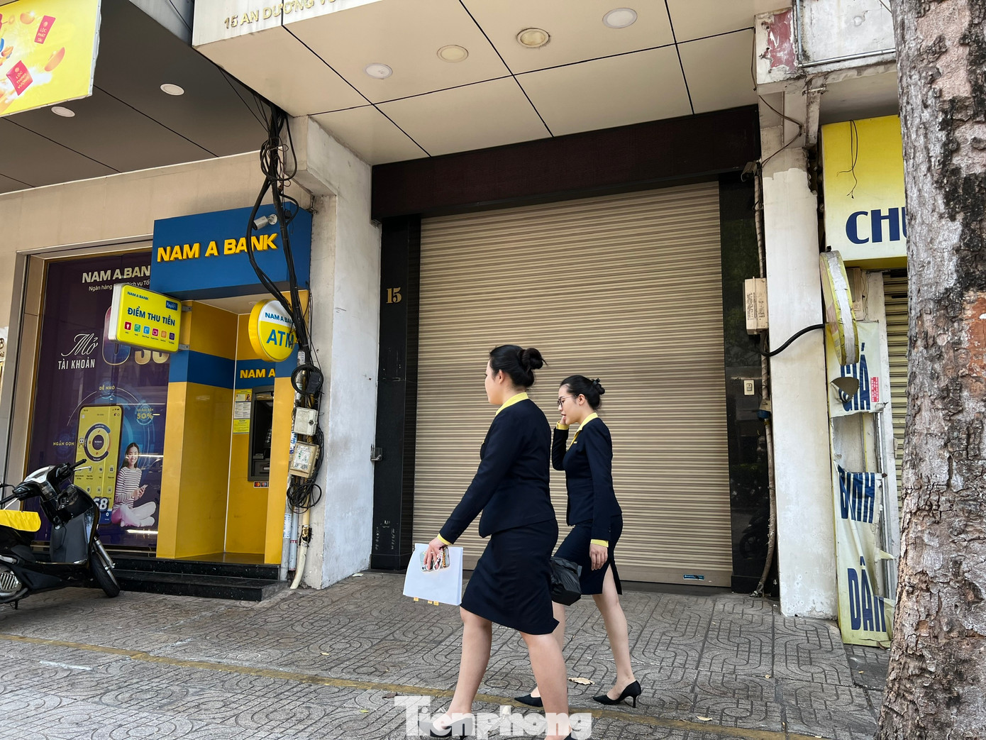 Ngoài ra, các mặt hàng (bông tai, mặt dây chuyền, lắc tay…) có dấu hiệu giả mạo các nhãn hiệu nổi tiếng như CHANEL, VERSACE, LOUIS VUITTON. Lực lượng quản lý thị trường thành phố đã lập biên bản và đang làm rõ để xử lý theo quy định của pháp luật. Ngoài ra, các mặt hàng (bông tai, mặt dây chuyền, lắc tay…) có dấu hiệu giả mạo các nhãn hiệu nổi tiếng như CHANEL, VERSACE, LOUIS VUITTON. Lực lượng quản lý thị trường thành phố đã lập biên bản và đang làm rõ để xử lý theo quy định của pháp luật.