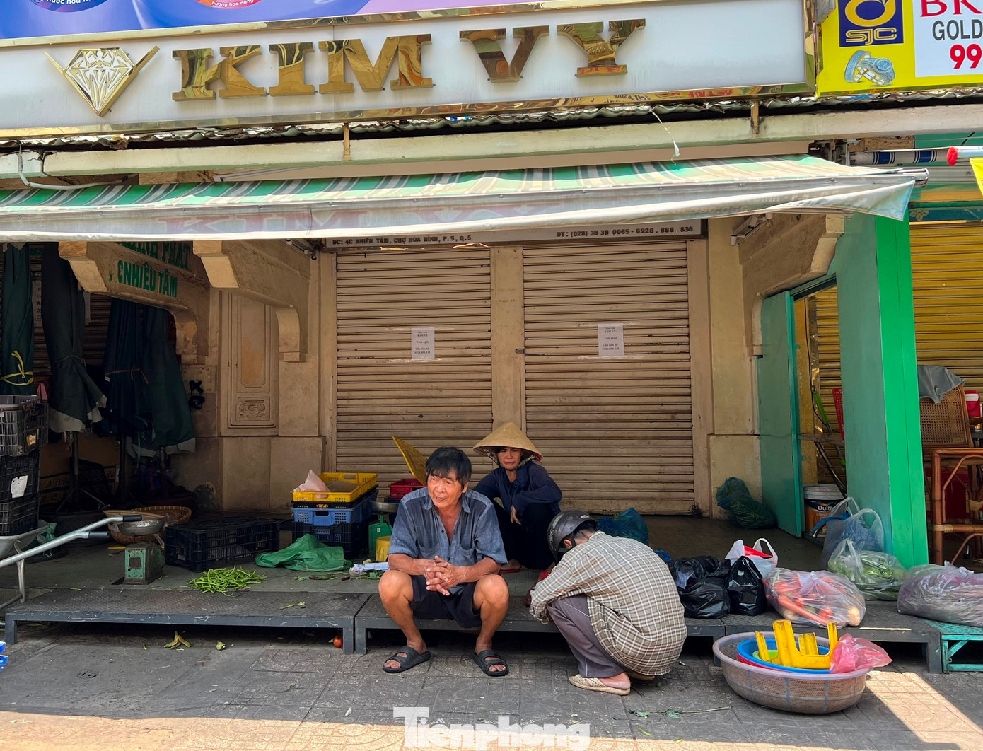 Chiêu “án binh bất động” của các tiệm vàng này diễn ra tại nhiều địa điểm. Phố vàng bạc quận 5 trên đường Nhiêu Tâm, Chiêu Anh Các… cũng nhiều tiệm vàng đóng cửa, bên ngoài dán giấy tạm nghỉ và để lại số điện thoại để khách liên lạc nếu cần. Chiêu “án binh bất động” của các tiệm vàng này diễn ra tại nhiều địa điểm. Phố vàng bạc quận 5 trên đường Nhiêu Tâm, Chiêu Anh Các… cũng nhiều tiệm vàng đóng cửa, bên ngoài dán giấy tạm nghỉ và để lại số điện thoại để khách liên lạc nếu cần.