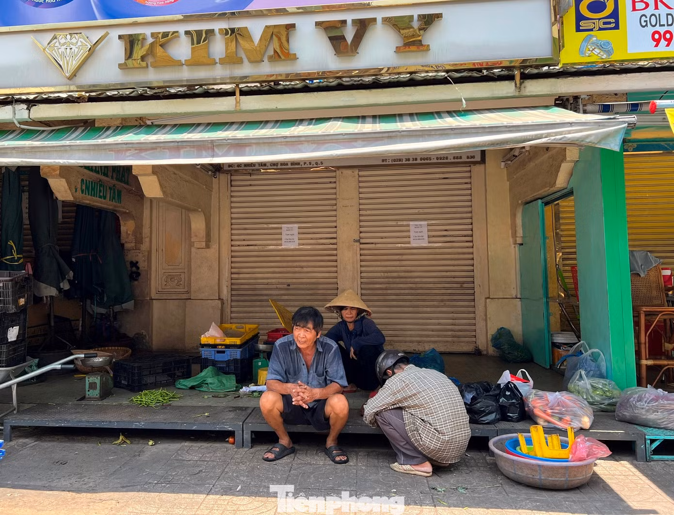 Chiêu “án binh bất động” của các tiệm vàng này diễn ra tại nhiều địa điểm. Phố vàng bạc quận 5 trên đường Nhiêu Tâm, Chiêu Anh Các… cũng nhiều tiệm vàng đóng cửa, bên ngoài dán giấy tạm nghỉ và để lại số điện thoại để khách liên lạc nếu cần. Chiêu “án binh bất động” của các tiệm vàng này diễn ra tại nhiều địa điểm. Phố vàng bạc quận 5 trên đường Nhiêu Tâm, Chiêu Anh Các… cũng nhiều tiệm vàng đóng cửa, bên ngoài dán giấy tạm nghỉ và để lại số điện thoại để khách liên lạc nếu cần.