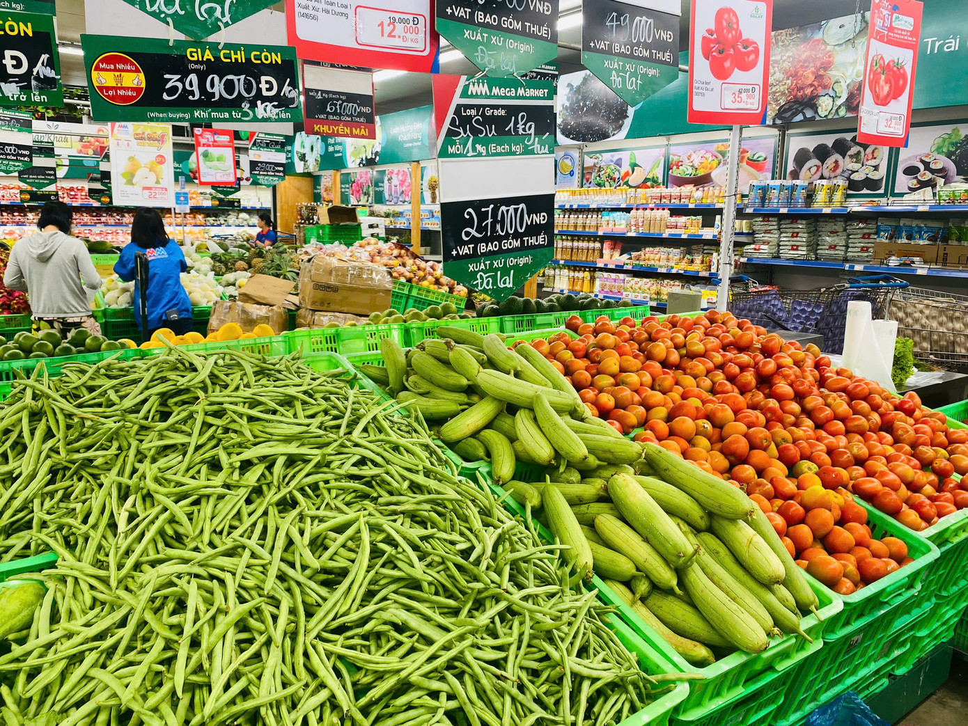 Siêu thị MM Mega Market ở Hà Nội đầy ắp rau xanh do miền Nam cung ứng