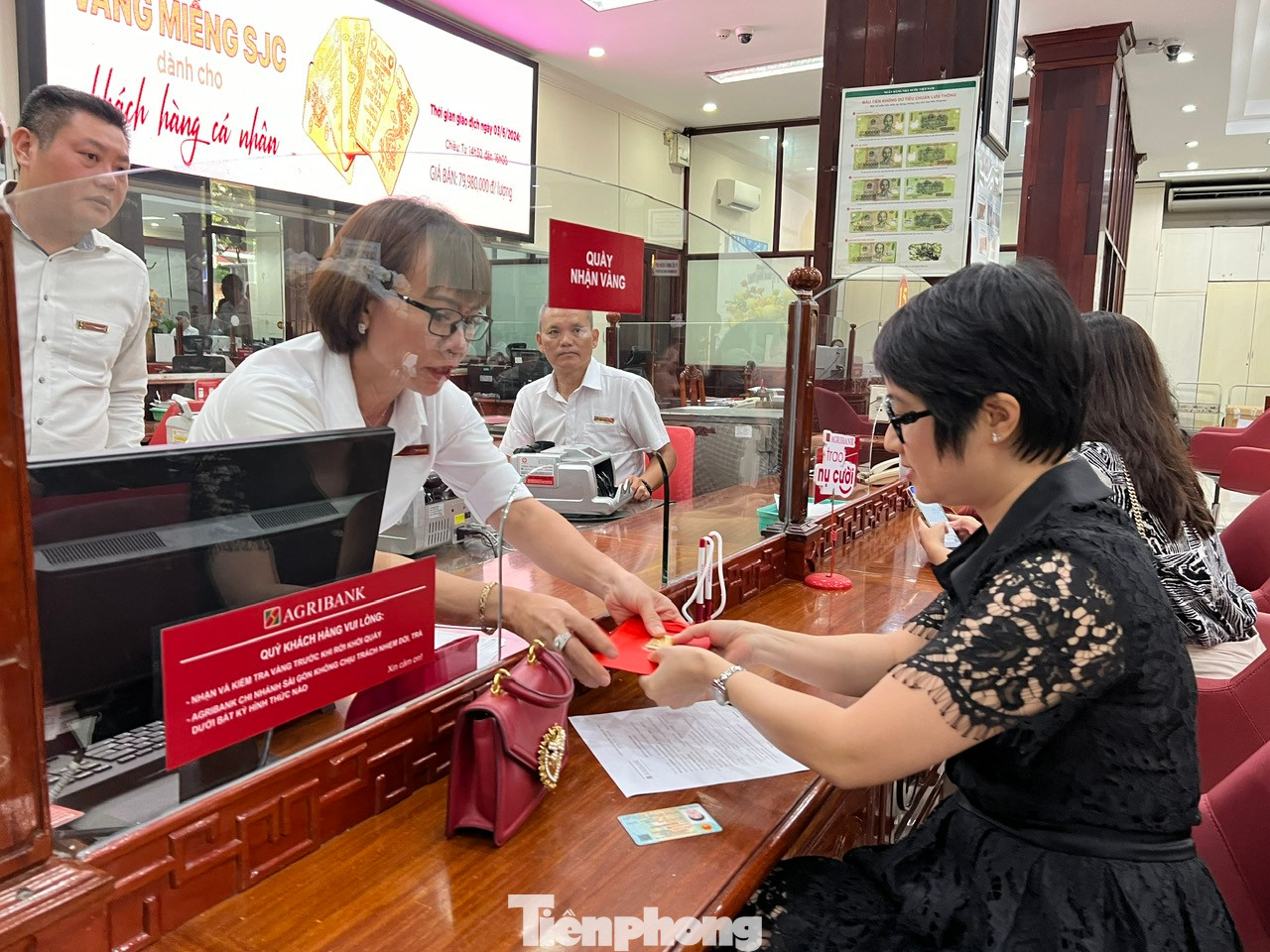 Khách nhận vàng kèm thêm hóa đơn, biên lai mua vàng. Khách nhận vàng kèm thêm hóa đơn, biên lai mua vàng.