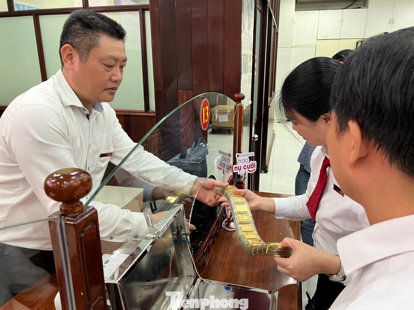 Nhân viên ngân hàng kiểm tra vàng kỹ lưỡng trước khi giao cho khách. Ngân hàng bán vàng SJC số lượng tối thiểu là một lượng vàng. Nhân viên ngân hàng kiểm tra vàng kỹ lưỡng trước khi giao cho khách. Ngân hàng bán vàng SJC số lượng tối thiểu là một lượng vàng.