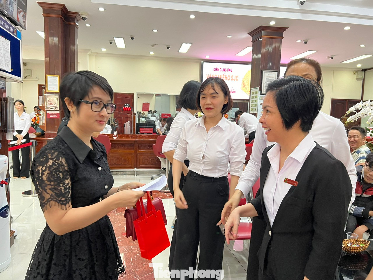 Lãnh đạo ngân hàng Agribank chúc mừng vị khách đầu tiên mua vàng trong ngày đầu mở bán. Lãnh đạo ngân hàng Agribank chúc mừng vị khách đầu tiên mua vàng trong ngày đầu mở bán.