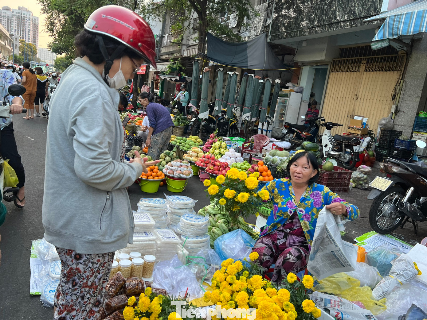 Các loại hoa vạn thọ, hoa cúc chỉ 10.000 đồng/cây, có nơi bán 15.000 đồng/2 cây...