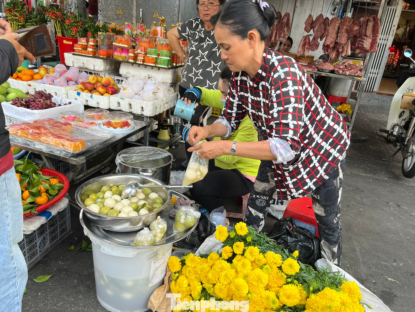Chè trôi nước có giá từ 5.000 - 7.000 đồng/viên. Khách mua bao nhiêu viên cũng được. "Từ hôm qua, tôi đã nhào bột, đãi đậu nấu chè trôi nước để hôm nay kịp buổi chợ sớm. Hôm nay người dân vẫn đi làm nên họ tranh thủ đi chợ rất sớm, khoảng thời gian từ 7 - 9 giờ là nhộn nhịp, tấp nập nhất" - tiểu thương bán chè trên đường Bạch Vân (quận 5) nói.