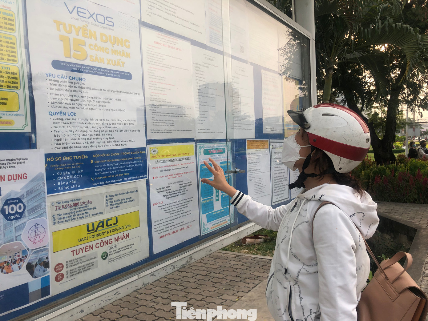 Người lao động tìm việc làm trước khu chế xuất Tân Thuận (quận 7, TPHCM)