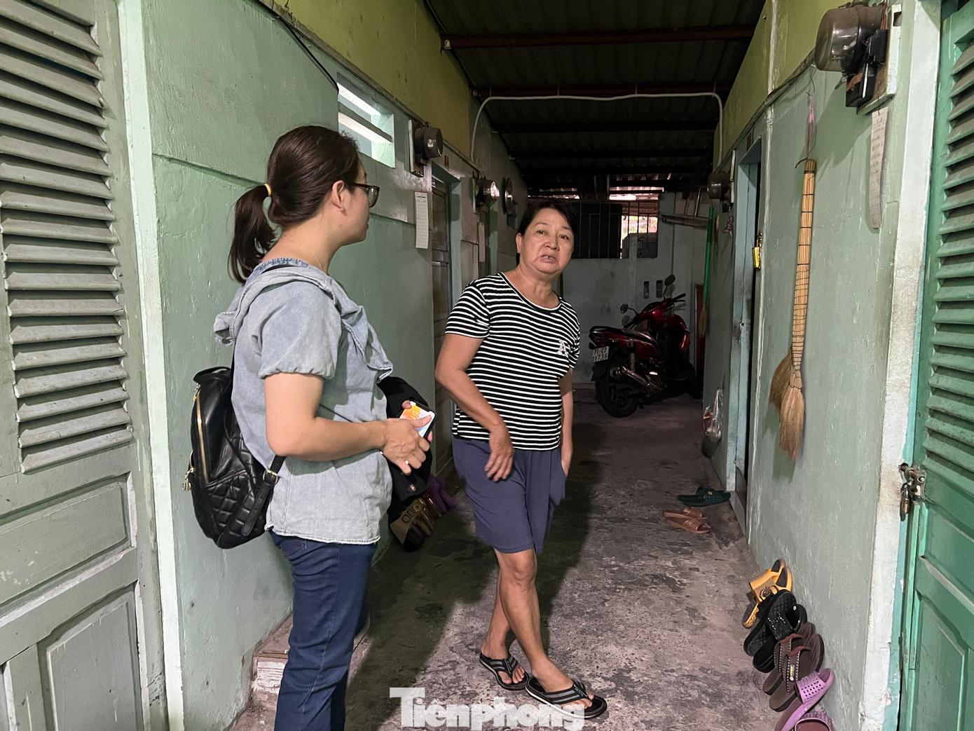 Nhiều xóm trọ có cả dãy hơn chục phòng, nhưng chỉ vài phòng có người ở. Ông Nguyễn Hoàng Lẻ, nguyên Trưởng khu phố 9, phường Tân Tạo (quận Bình Tân) cho biết, nơi đây có khoảng 130 phòng trọ, đa số công nhân thuê trọ trên địa bàn đều làm việc tại Công ty Pouyuen. Sau dịch bệnh, công ty thiếu đơn hàng nên cắt giảm lượng lớn công nhân. Số lao động này phần lớn đã về quê. Mặc dù hiện nay nhiều DN có việc làm và thông báo tuyển dụng số lượng lớn lao động nhưng công nhân trở lại thành phố không nhiều.