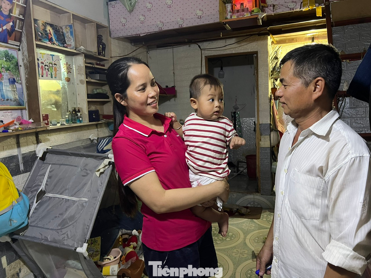 Chủ nhà trọ trò chuyện để nắm tâm tư, nguyện vọng của người thuê trọ nhằm có những hỗ trợ, tháo gỡ kịp thời, động viên người thuê trọ ở lại TPHCM làm việc.