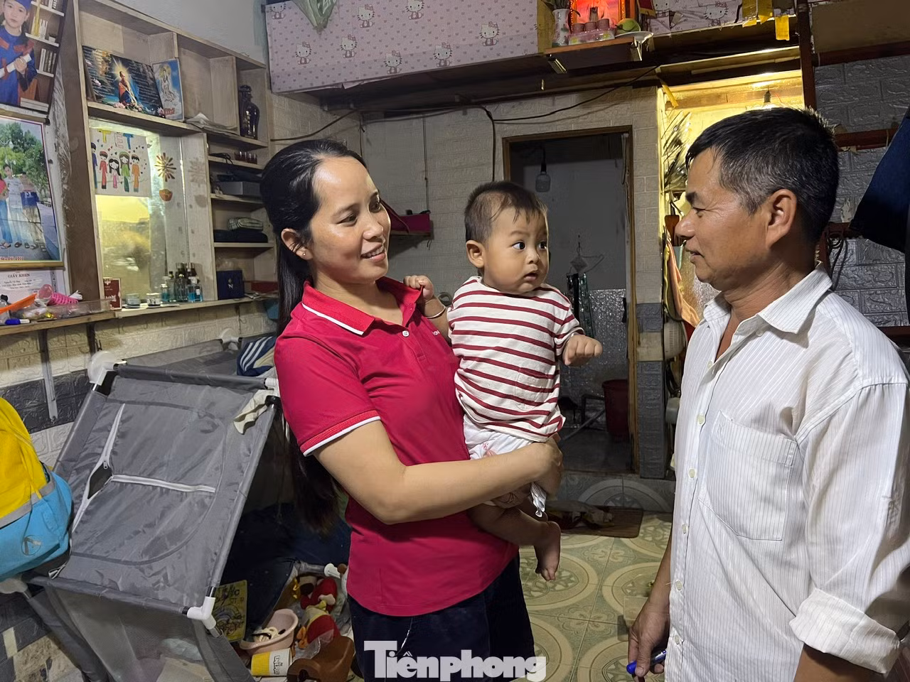 Chủ nhà trọ trò chuyện để nắm tâm tư, nguyện vọng của người thuê trọ nhằm có những hỗ trợ, tháo gỡ kịp thời, động viên người thuê trọ ở lại TPHCM làm việc.
