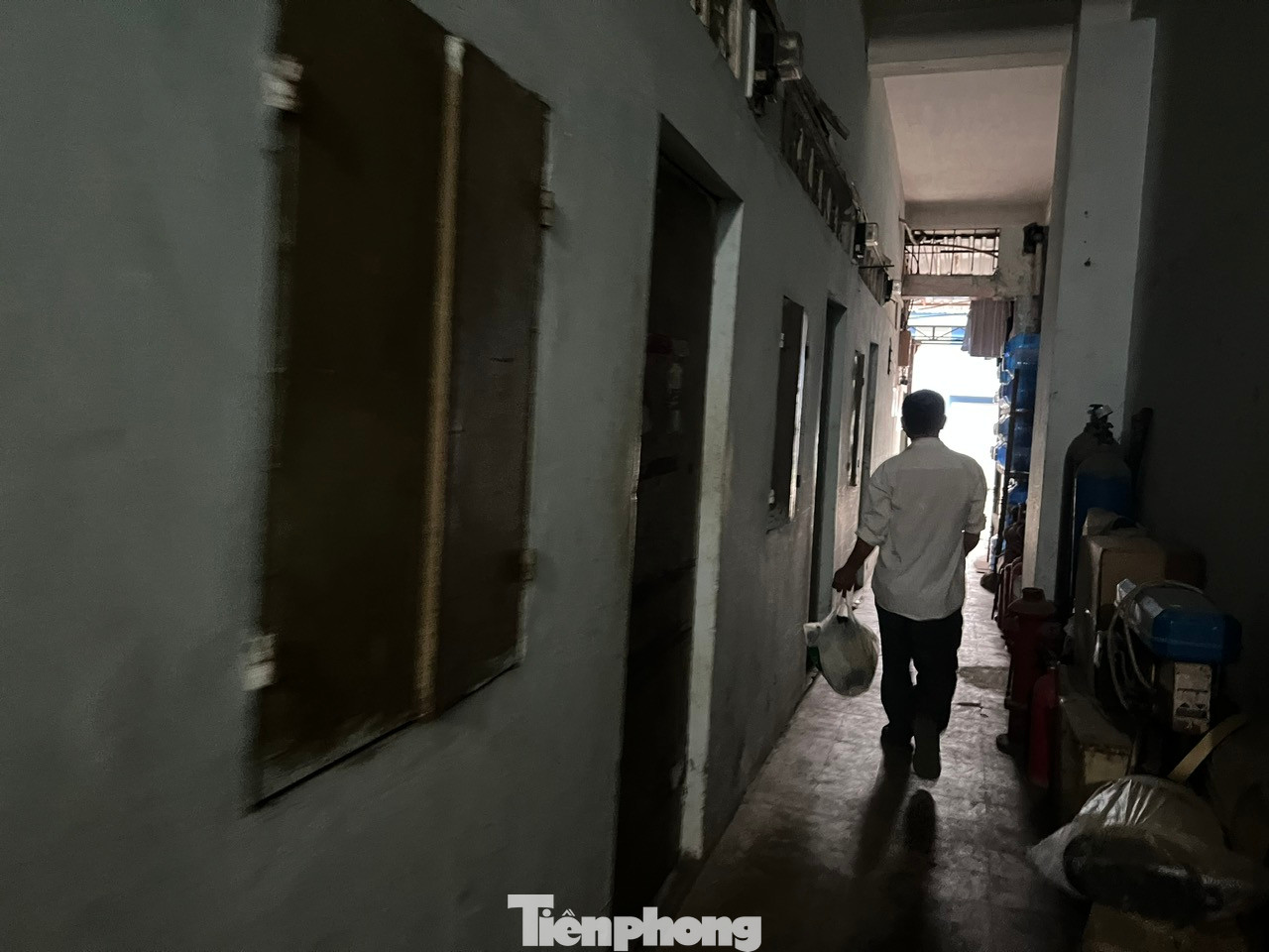Chiều muộn hoặc những ngày cuối tuần là thời điểm công nhân có mặt ở nhà trọ nhưng hiện nay, nhiều phòng trọ vẫn “cửa đóng then cài”, tắt đèn tối om vì không có ai thuê.