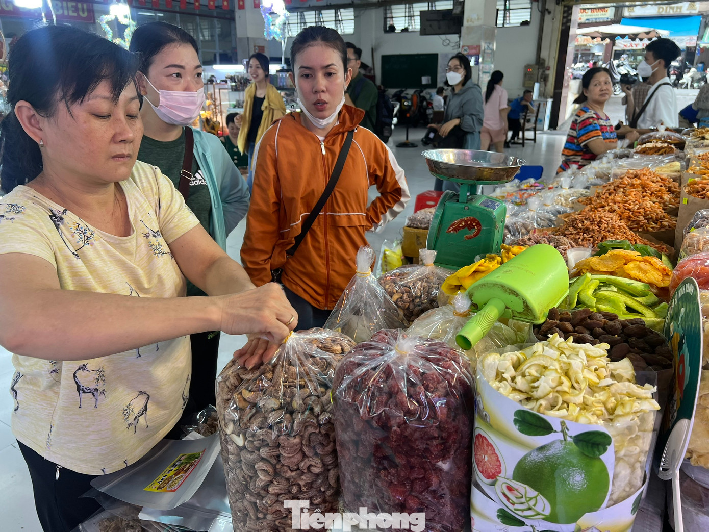 Tiểu thương bày biện hàng hóa ngon mắt chờ khách mua.
