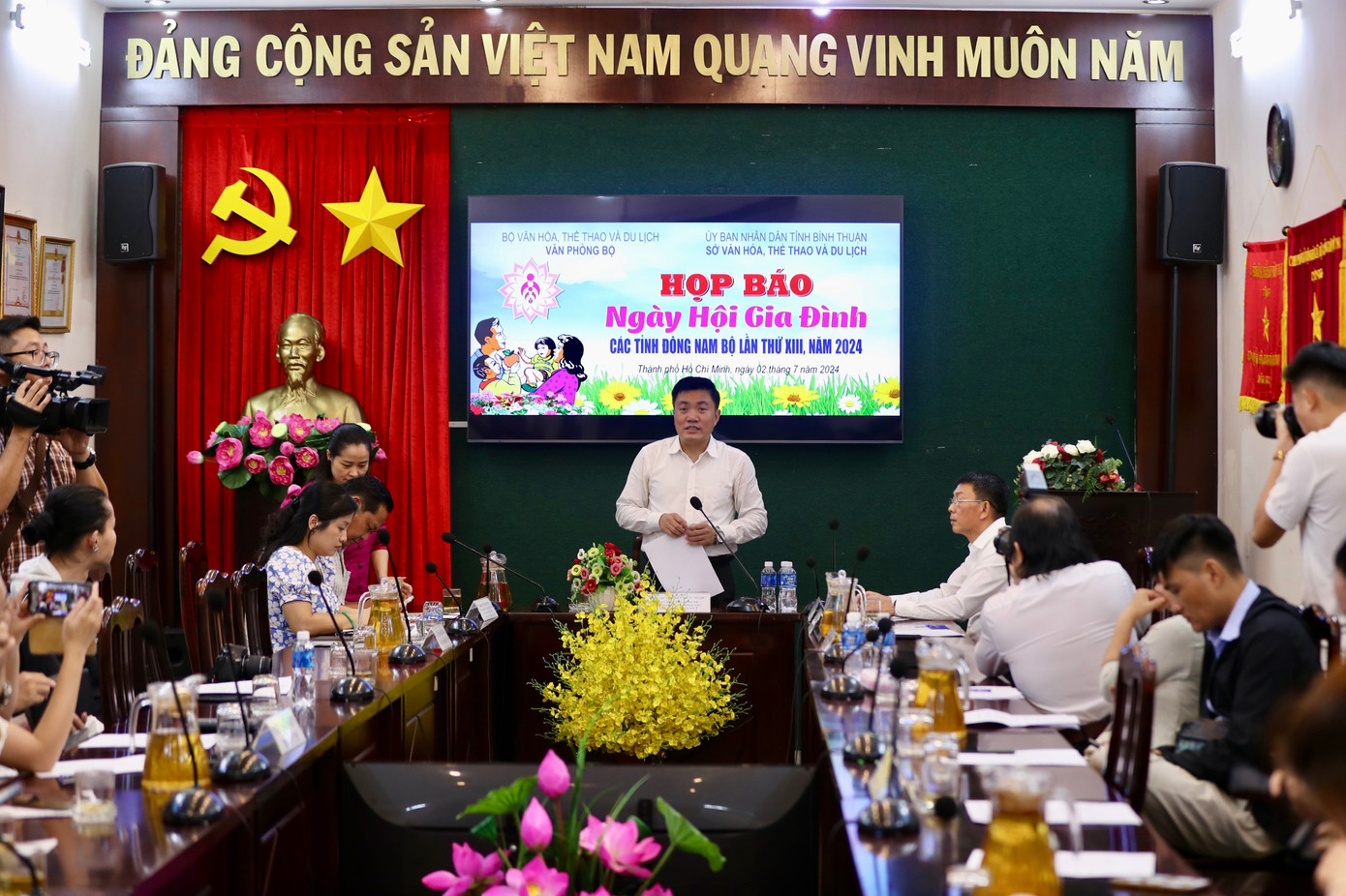 Ông Nguyễn Hữu Ngọc, Phó Chánh văn phòng Bộ Văn hóa, Thể thao và du lịch phát biểu tại họp báo