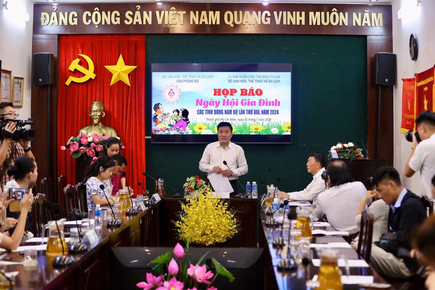 Ông Nguyễn Hữu Ngọc, Phó Chánh văn phòng Bộ Văn hóa, Thể thao và du lịch phát biểu tại họp báo Ông Nguyễn Hữu Ngọc, Phó Chánh văn phòng Bộ Văn hóa, Thể thao và du lịch phát biểu tại họp báo