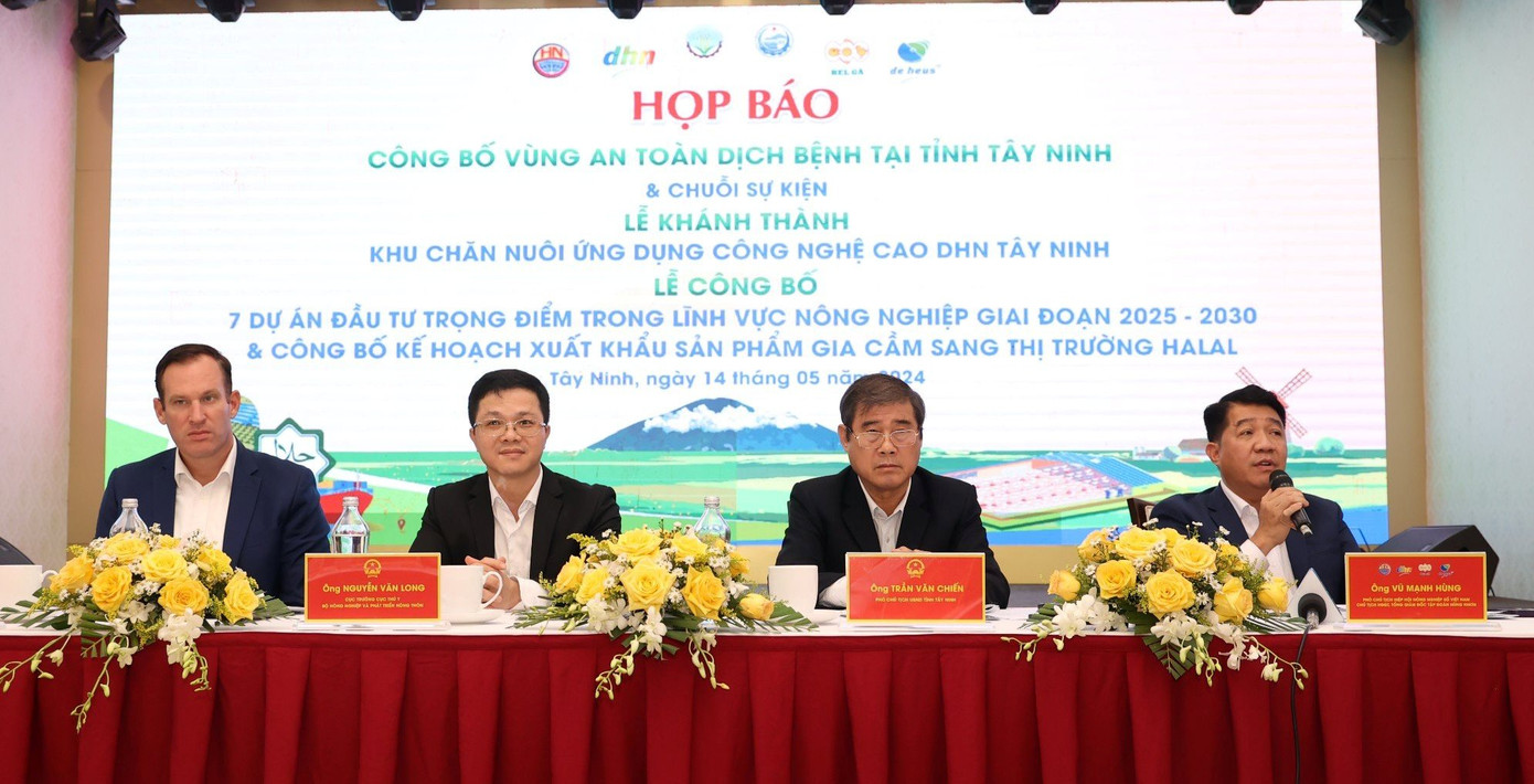Quang cảnh họp báo. Quang cảnh họp báo.