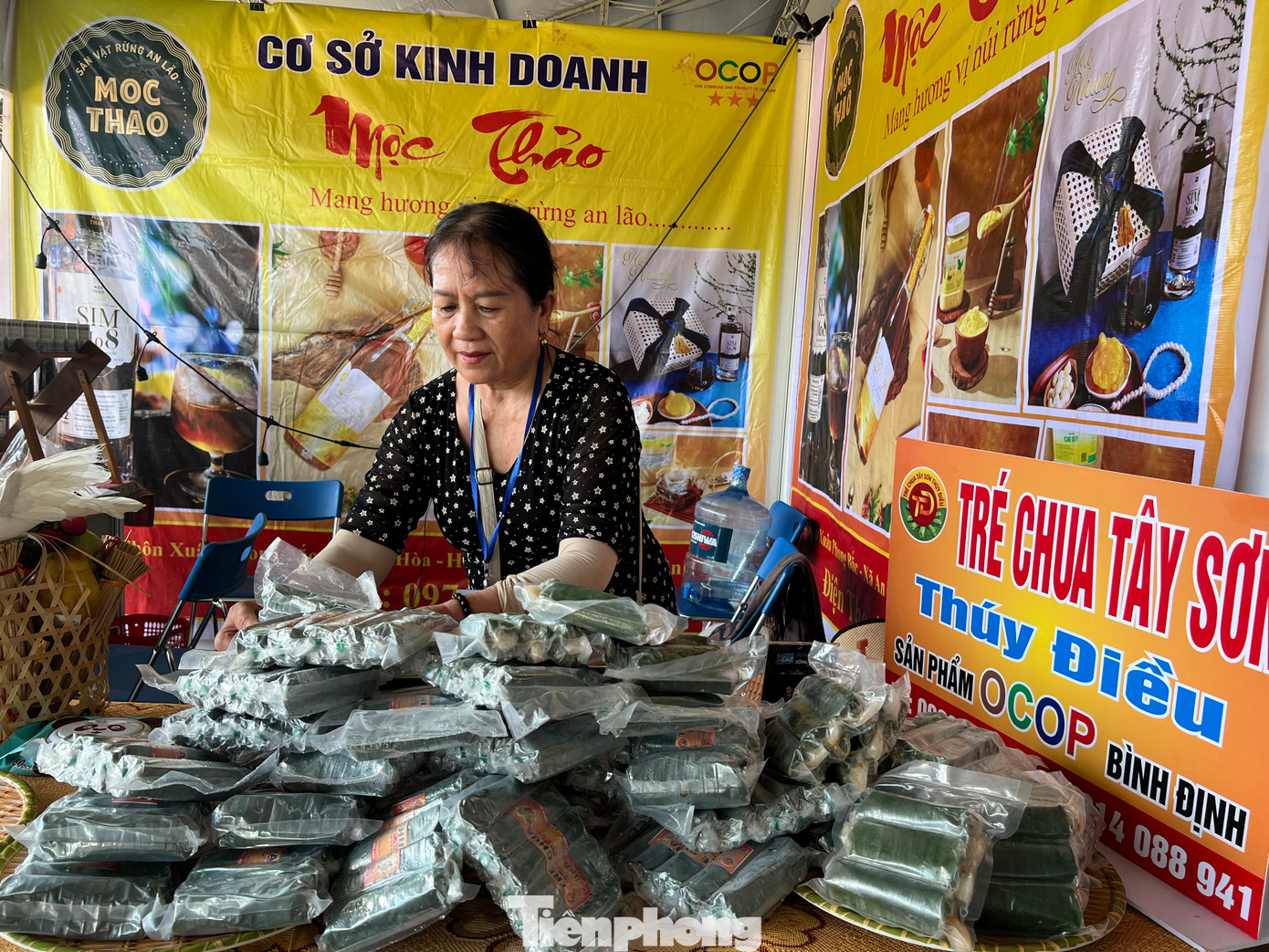 Bà Võ Thị Thúy, chủ cơ sở chế biến và kinh doanh thực phẩm Tây Sơn (Bình Định) chào mời khách dùng thử tré chua làm từ thịt heo, thịt bò. “Tré là đặc sản của Bình Định, là món quà được du khách hay mua về làm quà. Lần này tôi mang đến TPHCM khoảng 100kg tré các loại. Khách ủng hộ rất nhiều. Trong hai ngày cuối của hội chợ, tôi giảm giá tré còn 110.000 đồng/5 cây tré heo; 100.000/3 cây tré bò.