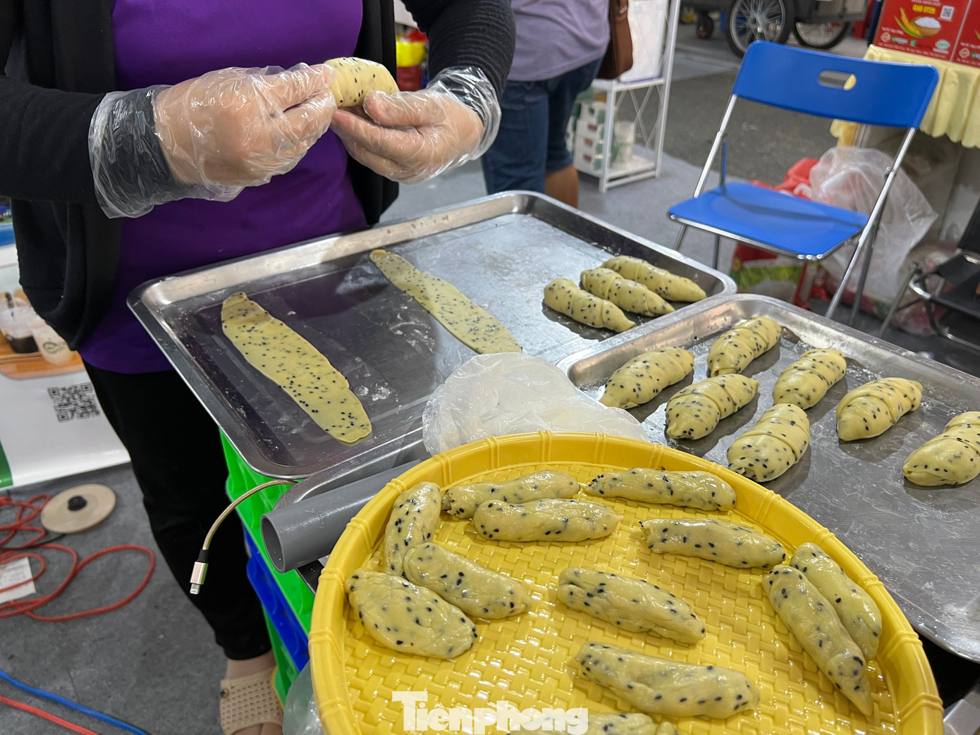 Bánh chuối chiên chế biến ngay tại chỗ, nóng hổi, giòn tan
