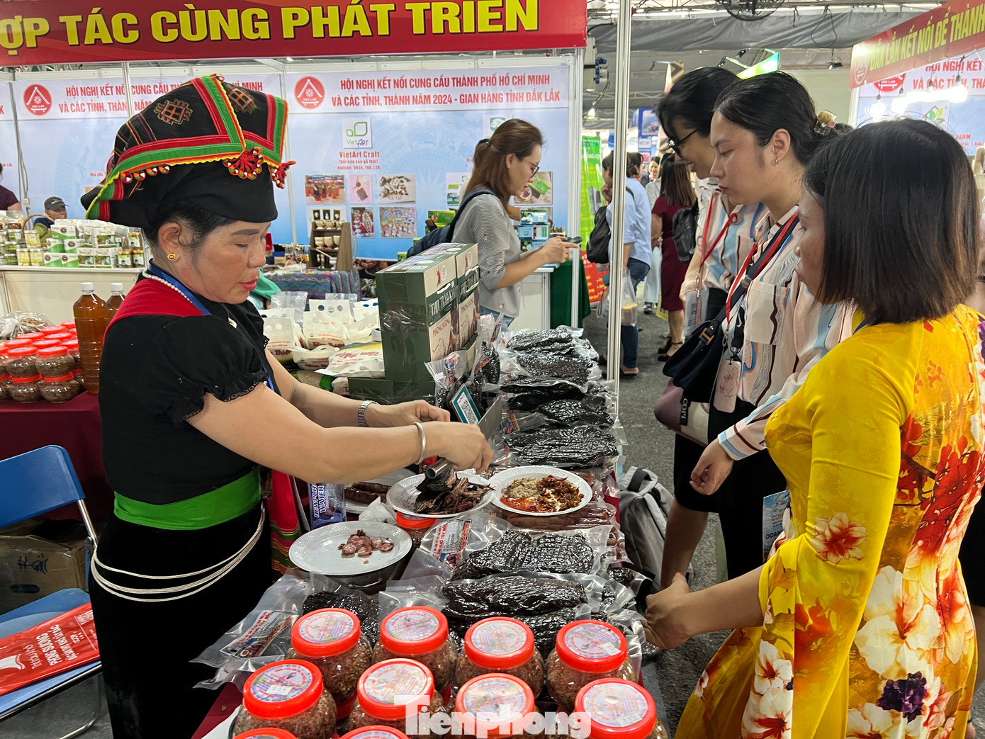 Bán không ngơi tay các đặc sản Tây Bắc như khô trâu gác bếp, chẩm chéo, măng – miến khô, mắc khén… bà Lò Thị Sương, chủ hộ kinh doanh Phong Sương (tỉnh Điện Biên) phấn khởi cho biết, lần đầu đưa đặc sản quê đến TPHCM giới thiệu người tiêu dùng và bất ngờ được ủng hộ hơn cả mong đợi.