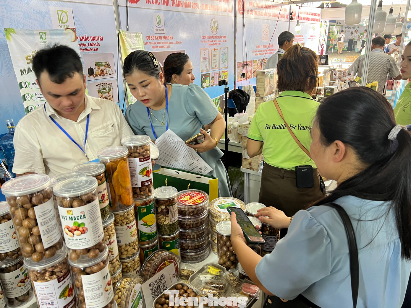 Các quầy hàng nhộn nhịp khách, buổi tối lại càng thêm nhộn nhịp