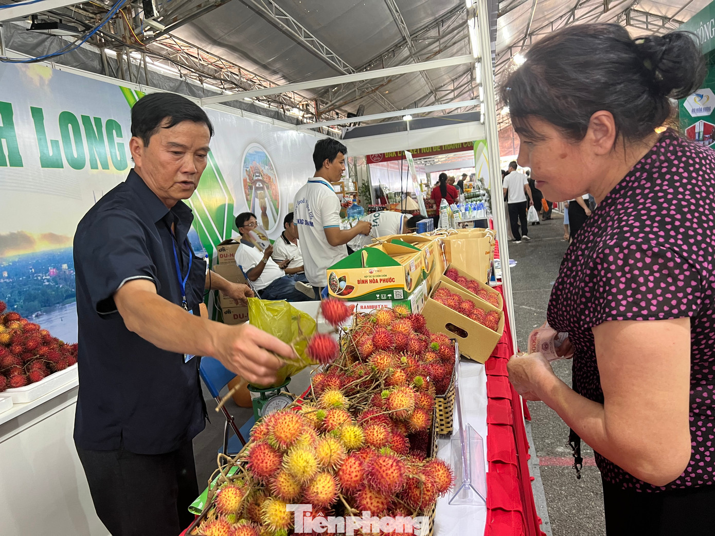Đích thân mang chôm chôm đến tiếp thị người tiêu dùng ở TPHCM, ông Nguyễn Ngọc Nhân, Chủ tịch HĐQT kiêm Giám đốc HTX Chôm chôm Bình Hòa Phước (Vĩnh Long) cho biết, đã chuẩn bị mặt hàng chôm chôm trước đó cả tháng. Ông Nhân tuyển chọn những lô chôm chôm tươi ngon, chất lượng nhất để đưa đến giới thiệu tại TPHCM với giá 40.000 đồng/kg. Chôm chôm được lựa chọn từng quả, xếp vào hộp đẹp mắt để làm quà tặng.