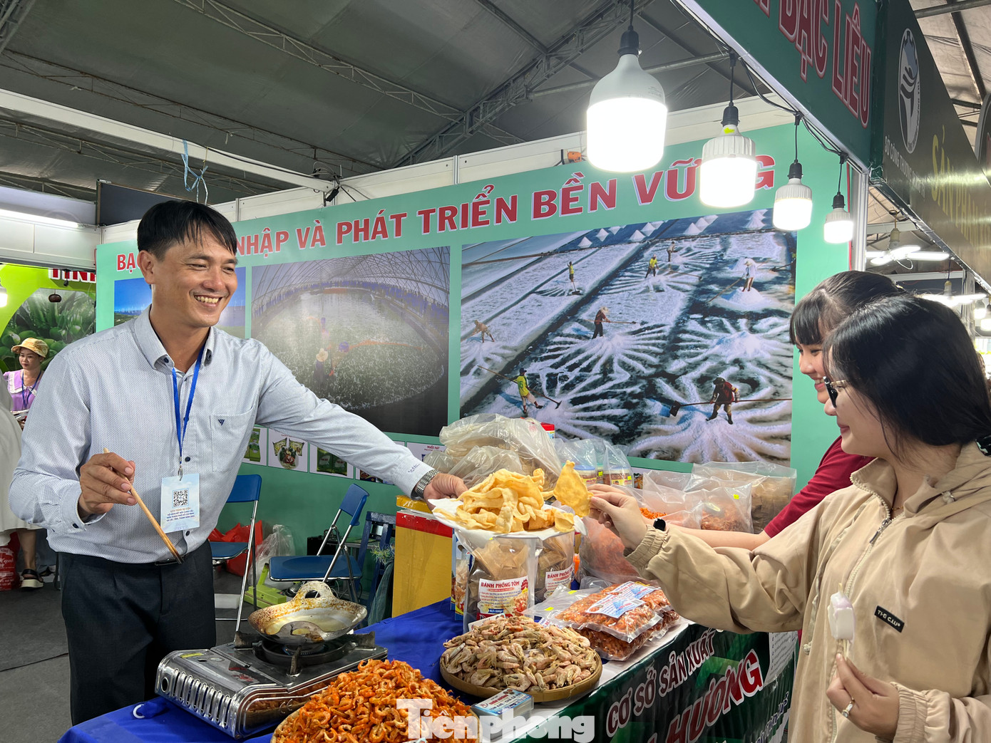Tự tay nuôi tôm, chế biến tôm khô, bánh phồng tôm… anh Võ Hùng Mạnh, chủ cơ sở Thiên Hương (Bạc Liêu) luôn cười tươi, mời khách dùng thử sản phẩm “của nhà làm được”.