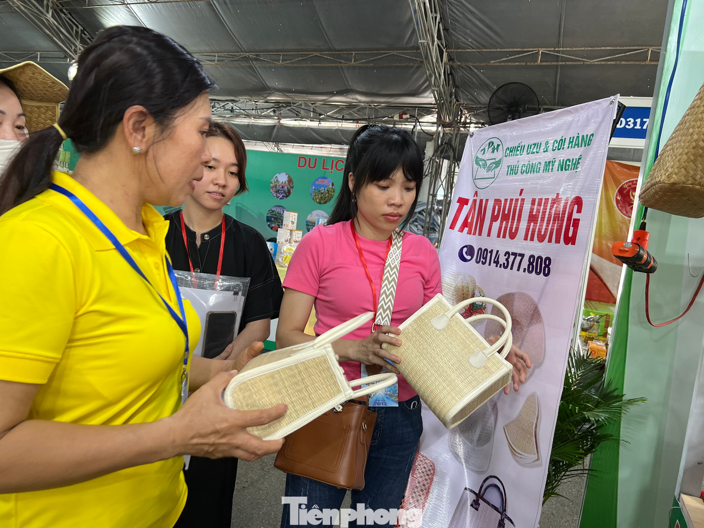 Nhiều mặt hàng thủ công nghệ của các tỉnh thành cũng được khách hàng quan tâm, chọn mua