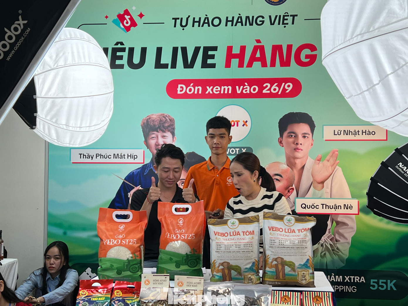 Các loại gạo, nước tương, hạt điều... đều được đưa lên "gian hàng trên mây", đến gần hơn với người tiêu dùng. Đặc sản vùng miền sẽ bày bàn tại TPHCM đến hết ngày 29/9.