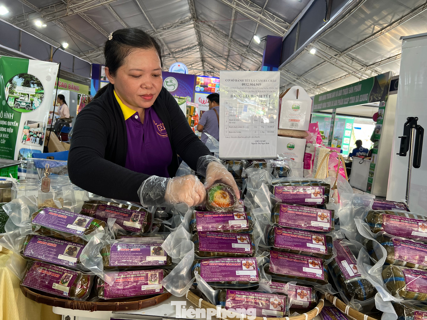 Những đòn bánh tét 3 màu đẹp mắt, bánh đúc lá dứa nước cốt dừa béo béo thơm thơm, hay bánh chuối chiên thơm lừng giòn rụm… của chị Nguyễn Thị Ngọc Bích đến từ Cần Thơ như níu chân thực khách. Là chủ cơ sở bánh tét lá cẩm Ba Châu, chị Bích cho biết, sản phẩm có mặt ở hầu hết các siêu thị trong nước và còn xuất khẩu sang Úc, Mỹ, Đức, Thụy Sĩ…