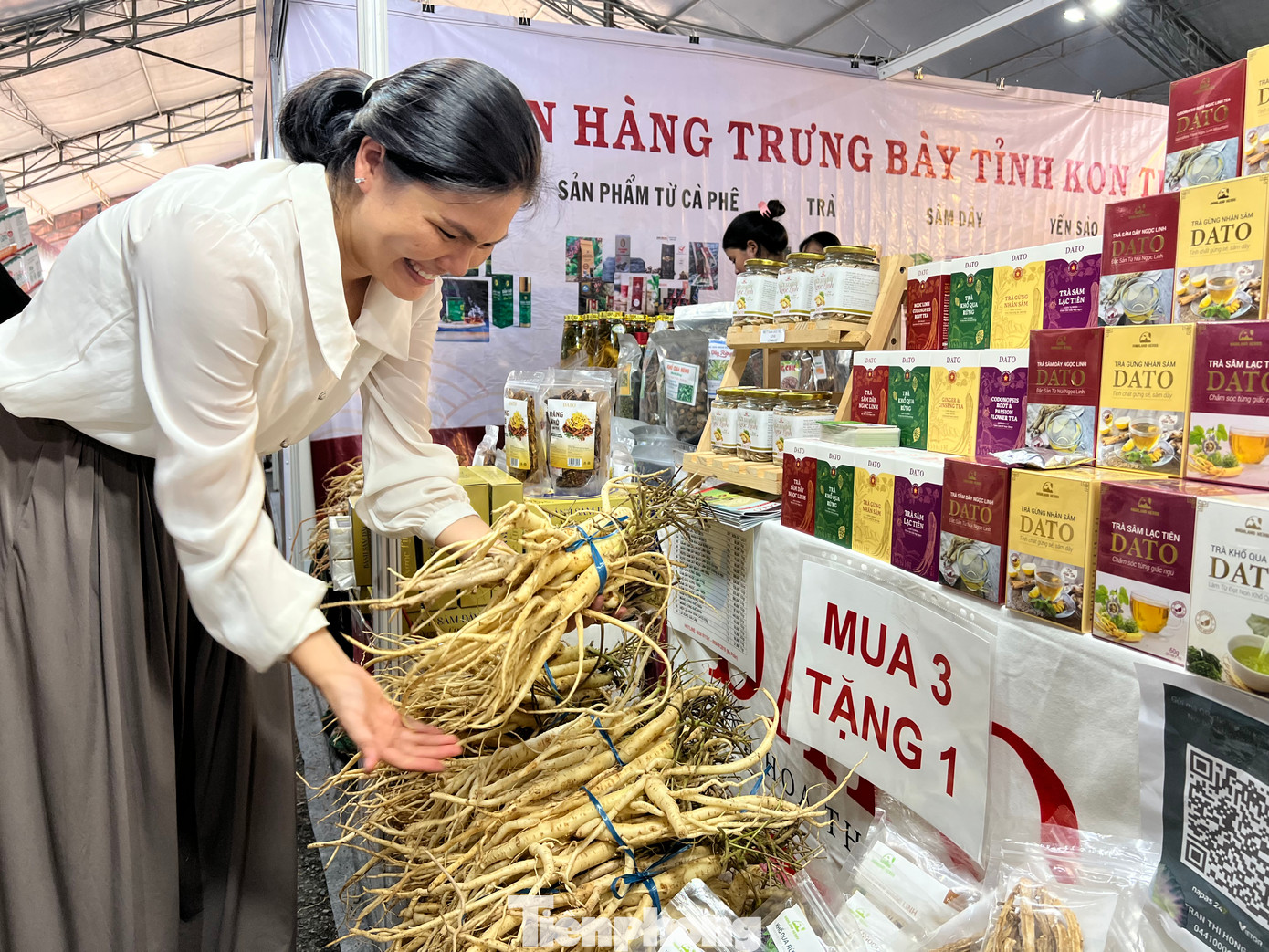 Sâm dây, sâm Ngọc Linh của đồng bào người Xơ Đăng (Kon Tum) giới thiệu đến TPHCM. Từ sâm được chế biến thành trà, bánh, mứt, sâm khô... sản phẩm khuyến mãi "mua 3 tặng 1".