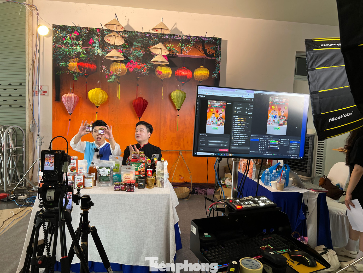 Không chỉ bán trực tiếp, nhiều người nổi tiếng, người có ảnh hưởng trên mạng xã hội cũng tham gia livestream quảng bá sản phẩm. Khách hàng ở mọi nơi đều có thể đặt mua hàng với giá siêu khuyến mãi.